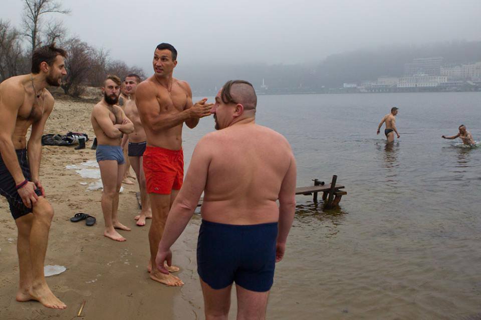 Владимир и Виталий Кличко окунулись в ледяную воду